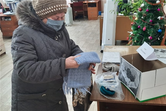 Акция "Теплые ручки" в районе продолжается