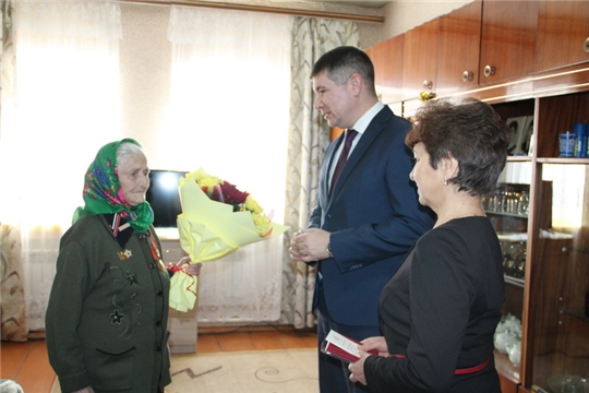 Глава администрации Цивильского района Игорь Николаев вручил участникам войны медали в честь 75-летия Победы