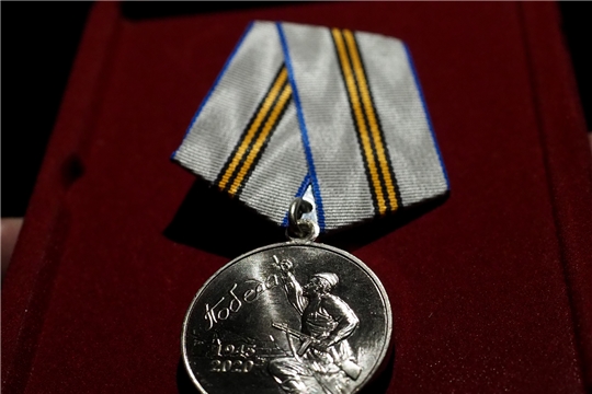 Глава администрации Цивильского района Сергей Беккер вручил медали в честь 75-летия Победы