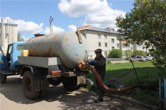 Работниками МАУ «Опытный» проведена плановая работа по очистке канализационных колодцев