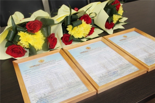В День Республики в Цивильском районе вручены сертификаты на приобретение жилья молодым семьям