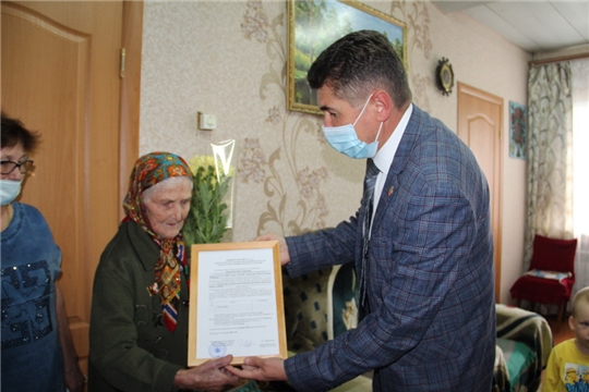 Сергей Беккер вручил сертификат на улучшение жилищных условий ветерану Великой Отечественной войны