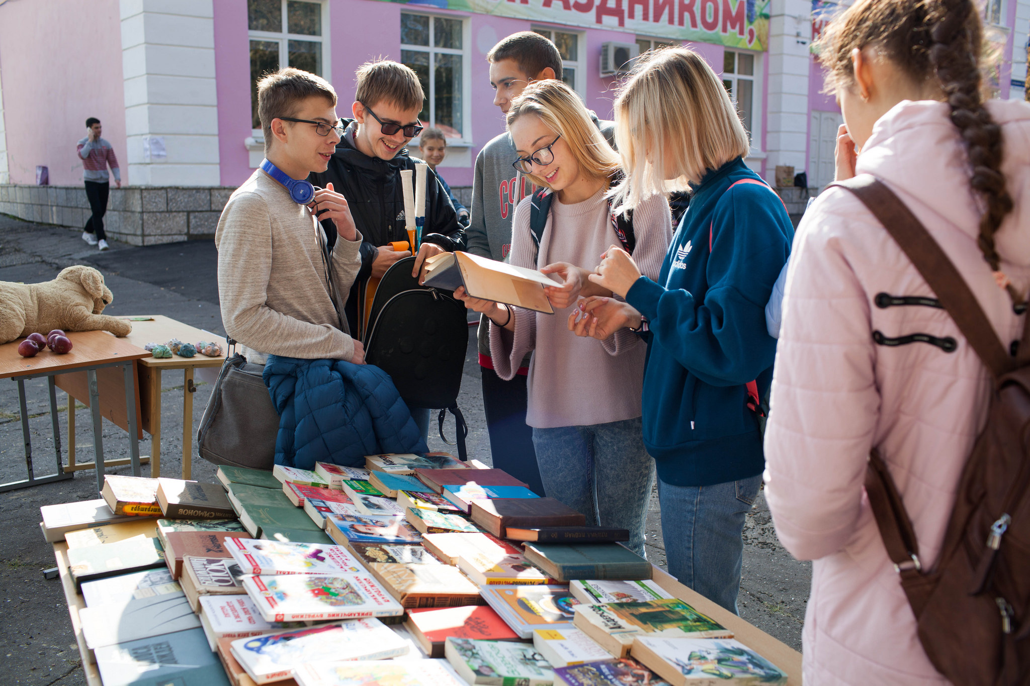 Подросток учителя. Школьники. Российская школа. Школьники России. Школьники выпускники в России.