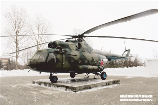 В Чебоксарах на территории школы № 22 установили вертолет Ми-8