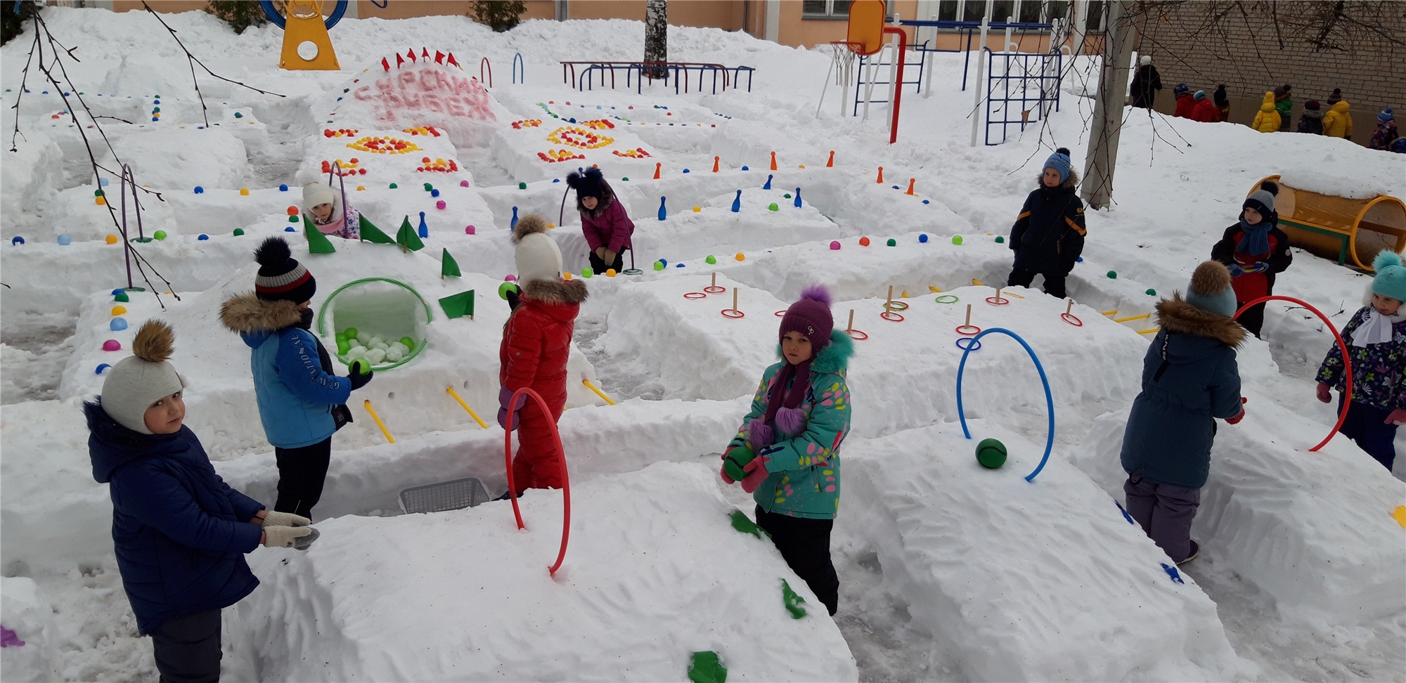 Снежки в сад. Снежные постройки. Снежные постройки в детском саду. Снежные городки в детском саду. Снежный Лабиринт в детском саду.