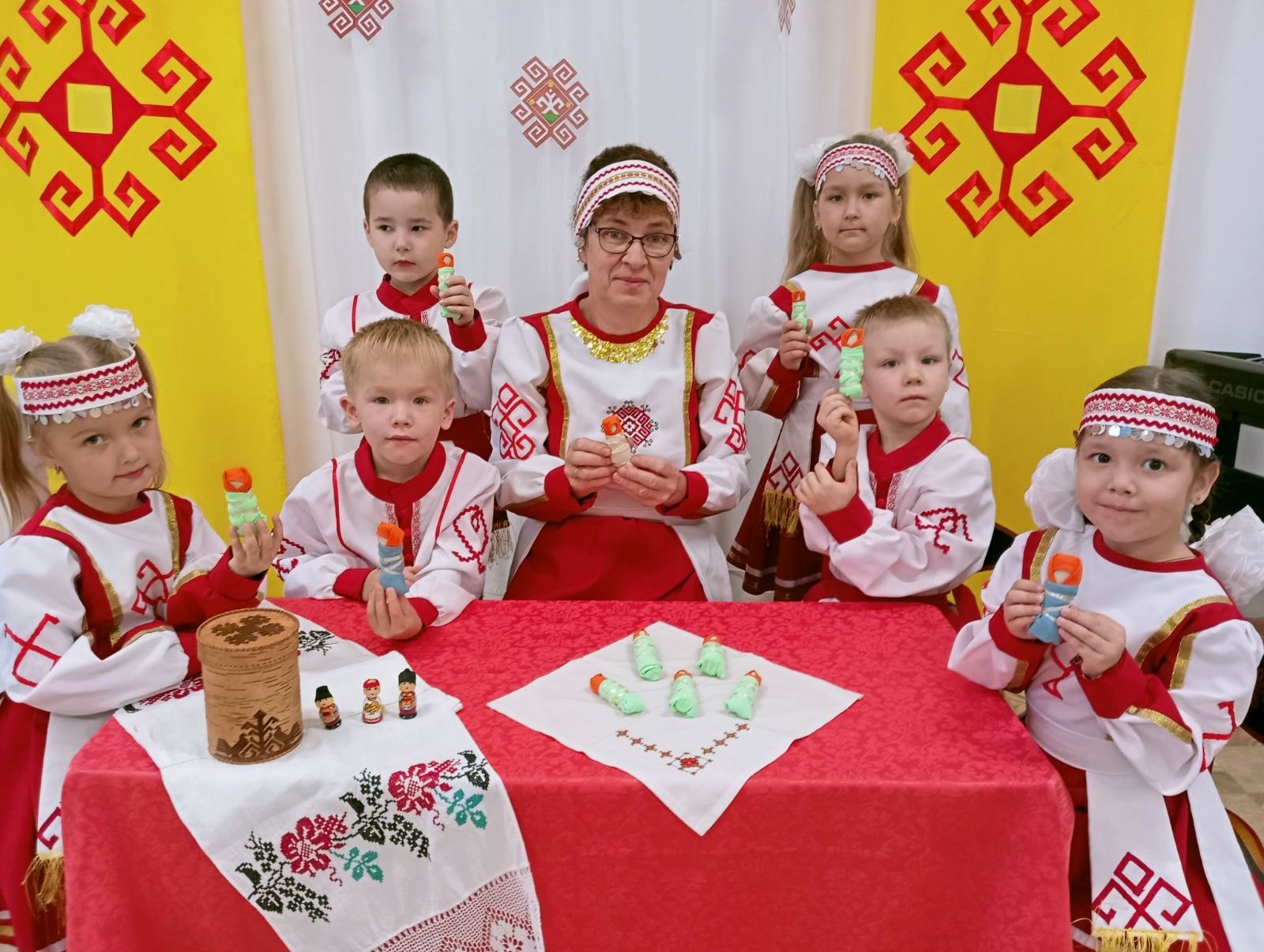 Участие в детском саду. Народ чуваши фестиваль. Чувашия фото. Чебоксары фото Национальная семья. История Чувашского сувенира.