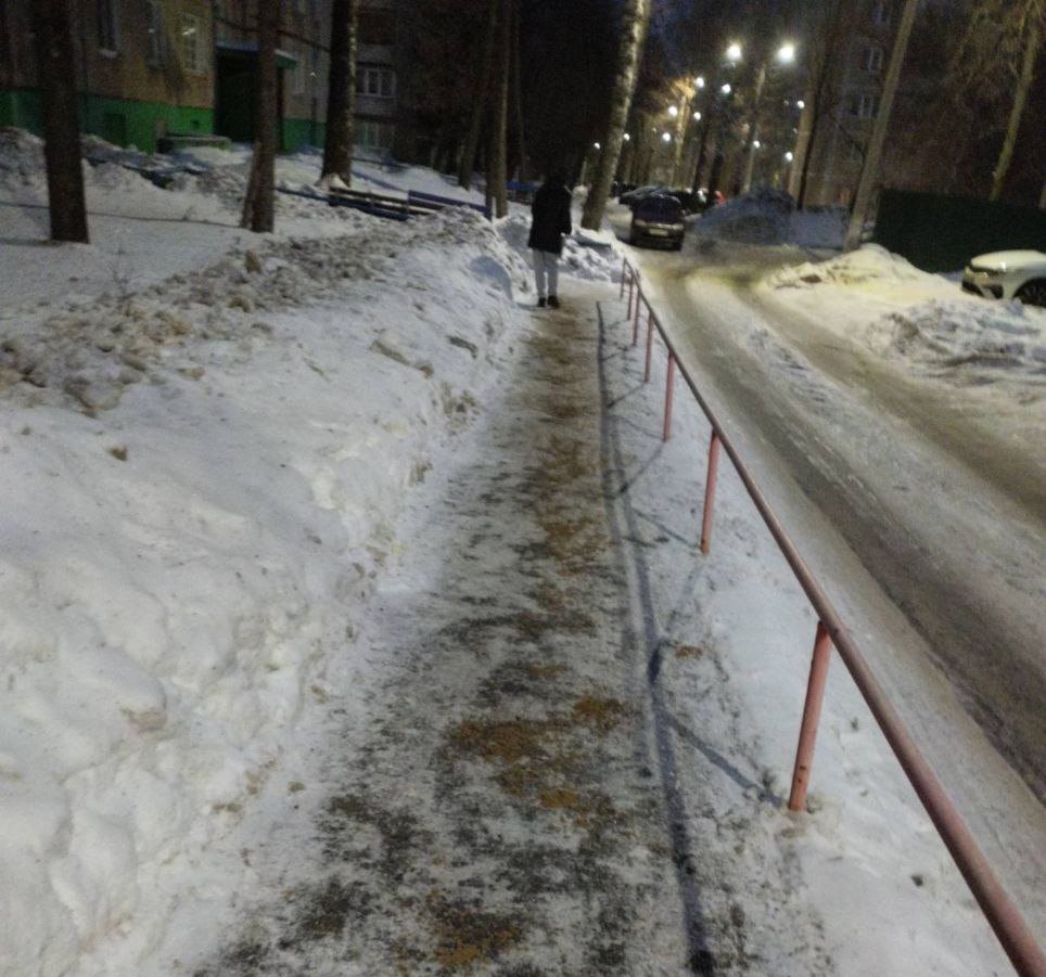 Представьте себе знакомую картину зимой дорогу обильно посыпали противогололедной соляной смесью