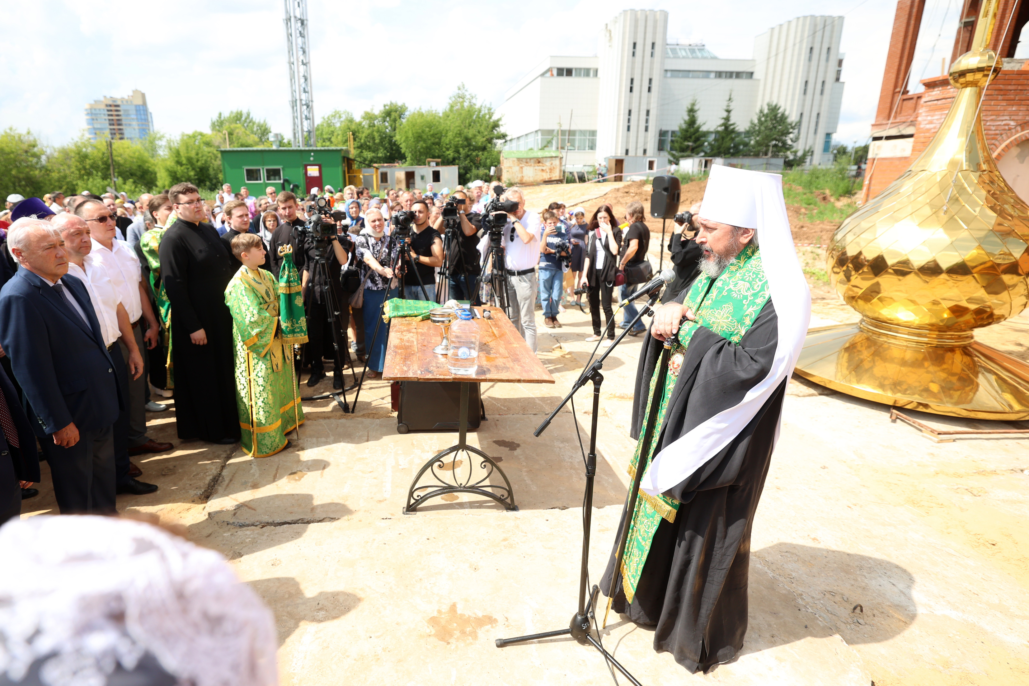 Синие купола храма Сергия Радонежского