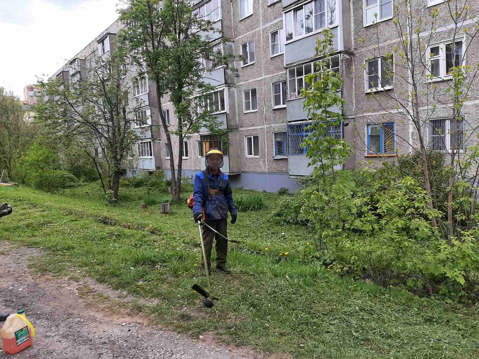 Рабочий территории. Объявление о покосе травы во дворе МКД. Парк облагородить. Облагораживаем дворик от травы. Что делают на улице Трудовая.